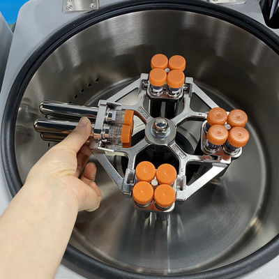 Centrifuge voor laboratoriumgebruik met uitzwingende emmerrotor van 19 kg en ≤ 65 dB ((A)) voor klinisch gebruik